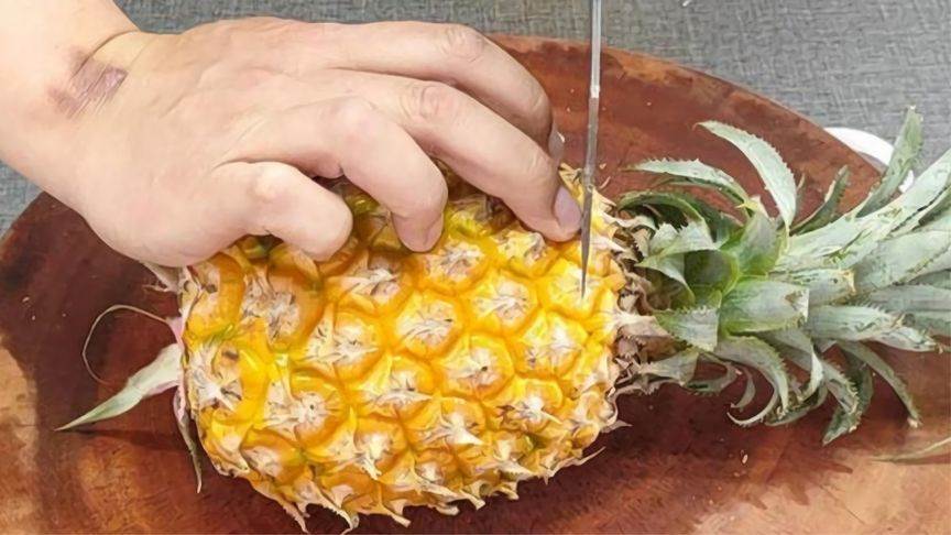 不削皮、不挖眼，切菠蘿最簡單的方法，一分鐘給菠蘿去皮
