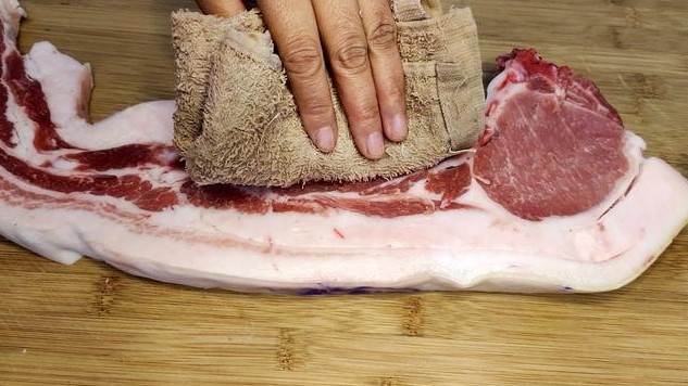 肉販子為什麼拿布在豬肉上來回擦？很多年都不懂，看完漲知識了