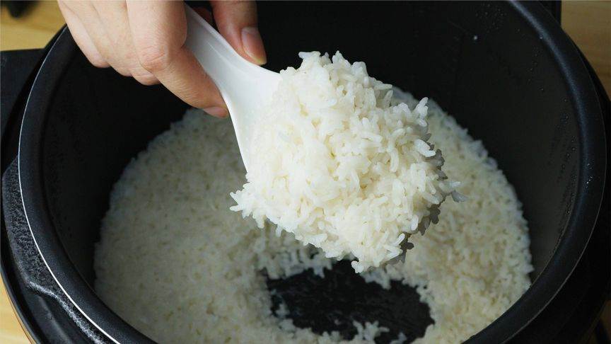 電飯鍋蒸米飯，下鍋之前多加2步，米飯顆粒分明，松香軟糯又好吃