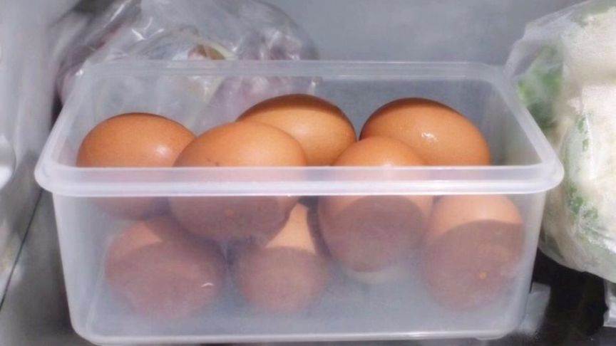 雞蛋不可直接放冰箱，跟養雞場大媽學絕招，半年都不變壞