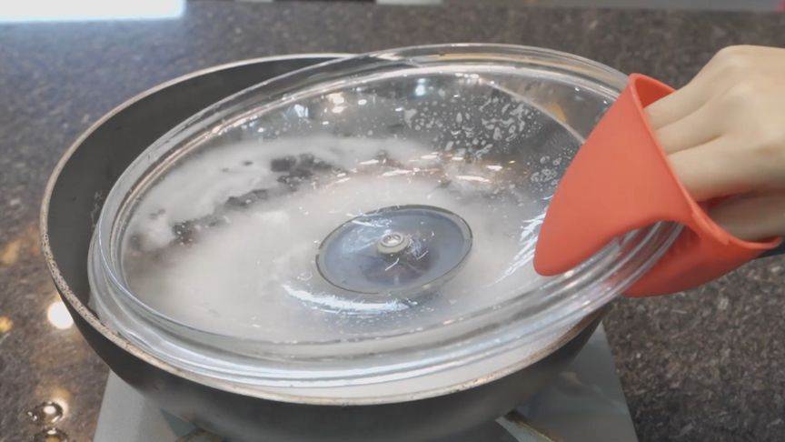 鍋蓋用久不刷又油又臟，撒上這兩樣，簡單一擦厚重的油污干干凈凈
