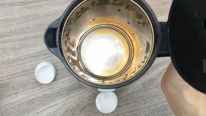 水壺用久了滿是水垢，只需把它放進去煮一煮，水壺立馬潔凈如新