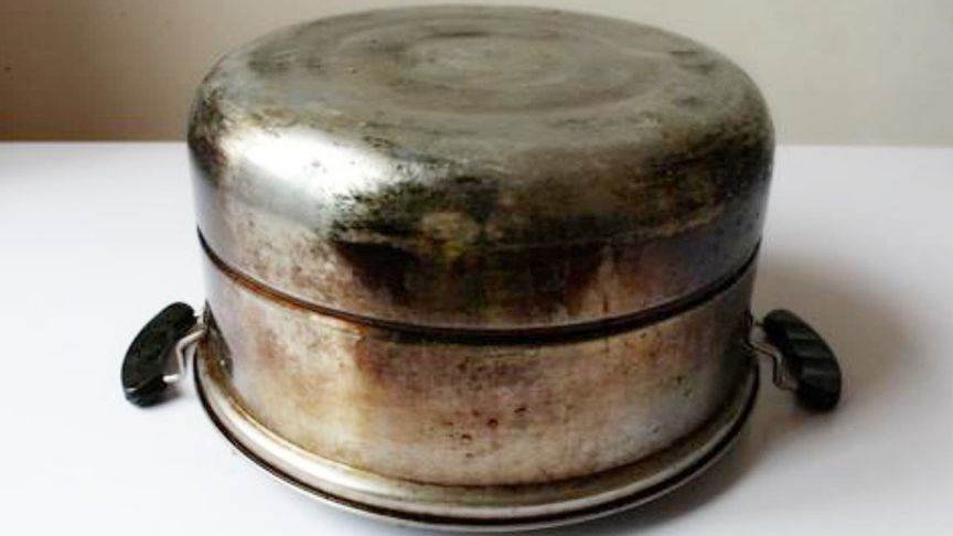 不銹鋼鍋底厚厚一層油污，用蠻勁小心鍋底，還不如用幾個巧方法