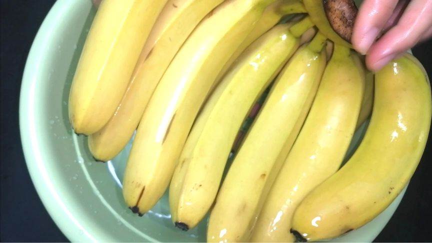 香蕉放2天就會發黑，果農教我2招，簡單實用，香蕉保存時間延長還超好吃