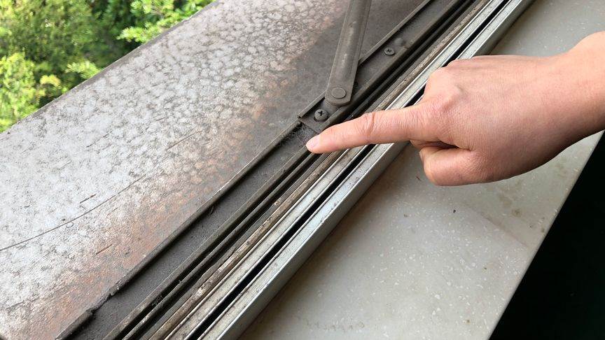 打掃的門窗縫隙煙灰太多怎麼辦？一個簡單方法，窗戶縫隙一點灰塵都沒有