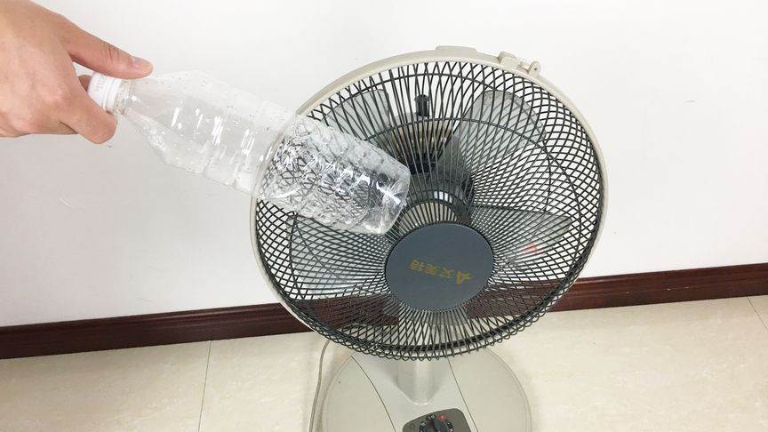 電風扇后面放個塑料瓶，風涼爽而濕潤，幫你省下不少空調費