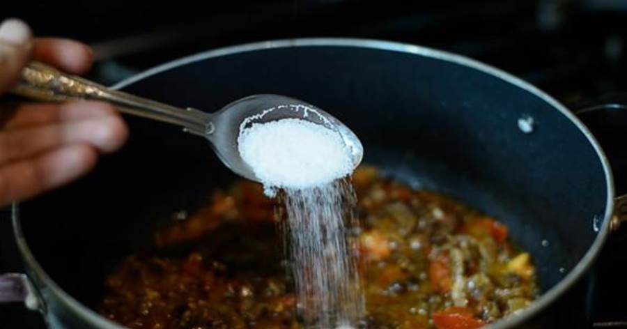 煮湯時「鹽」加多了，用水稀釋是最笨的方法！教你一招立馬減少鹽味湯味更鮮，方法真棒