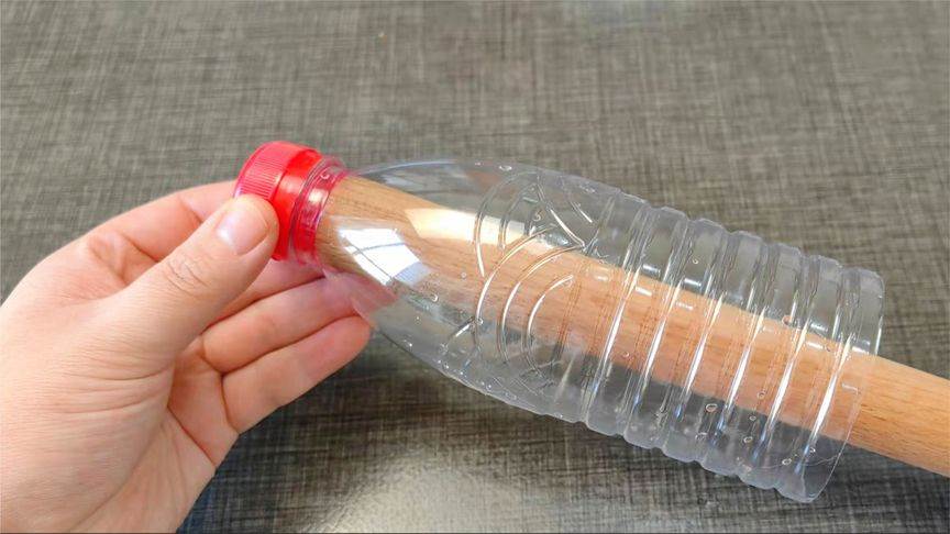 搟面杖上套個塑料瓶，它的這個作用真實用！家家戶戶都能用到