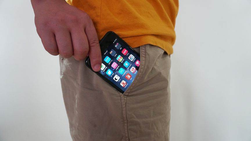 手機放口袋里，屏幕應該朝外還是貼腿內？好多人不懂，看完別亂放