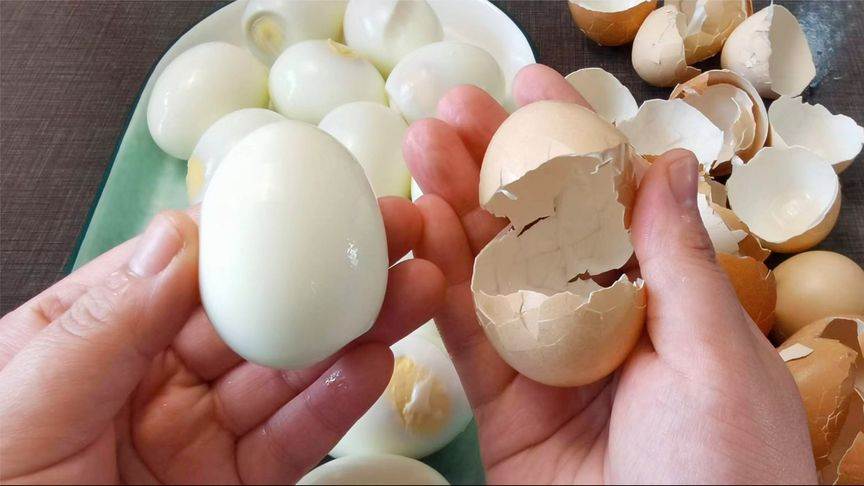 煮雞蛋時，只要加這樣東西，雞蛋不粘殼、不開裂，圓嫩完整