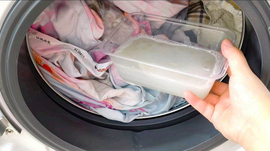 洗床單時還只用洗衣粉？學會這種方法，床單也容易清洗干凈