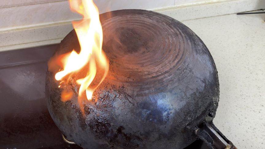 鐵鍋鍋底黑垢油垢怎麼去？教你快速方法，不用清潔劑，如煥然一新