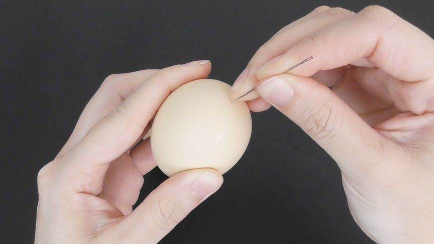 白水蛋別直接煮，先扎幾個眼，蛋黃更軟味道足，還好剝皮