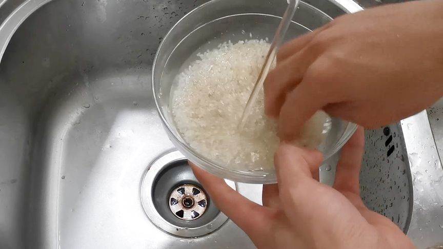 蒸米飯時，大米到底要洗幾次？原來一直弄錯，難怪米飯不香不軟