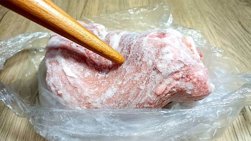 凍肉解凍，千萬不可只用水泡，2個簡單的方法，豬肉快速解凍