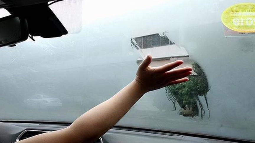 雨天車窗起霧不用急，三招教你快速除霧，方便又好使