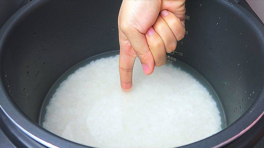 蒸米飯時不要直接加水下鍋，做好「2步」，米飯又香又糯還好吃