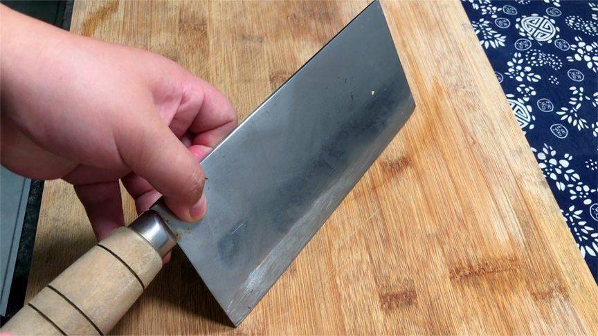 菜刀上撒一把，不管多鈍的菜刀，2分鐘鋒利如初，比磨刀石都好用