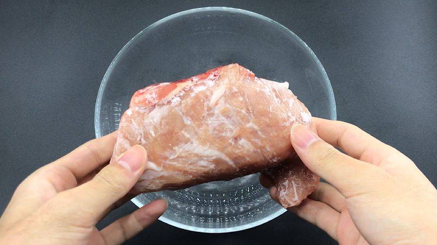 凍肉不要用熱水澆，只需幾個小方法，快速解凍，味道更鮮美