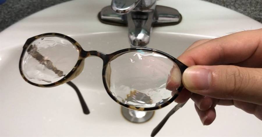 眼鏡臟了怎麼辦？只需要抹點它，比眼鏡店洗的都干凈